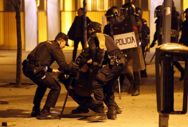 Seis personas de nacionalidad española han sido detenidas, diez policías nacionales han resultado heridos y numerosos destrozos en las calles se han producido durante la protesta por la muerte de Mmame M., el senegalés mantero que murió de un paro cardíaco en el barrio de Lavapiés