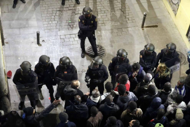 Seis personas de nacionalidad española han sido detenidas, diez policías nacionales han resultado heridos y numerosos destrozos en las calles se han producido durante la protesta por la muerte de Mmame M., el senegalés mantero que murió de un paro cardíaco en el barrio de Lavapiés