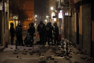 Seis personas de nacionalidad española han sido detenidas, diez policías nacionales han resultado heridos y numerosos destrozos en las calles se han producido durante la protesta por la muerte de Mmame M., el senegalés mantero que murió de un paro cardíaco en el barrio de Lavapiés