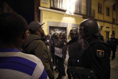 Seis personas de nacionalidad española han sido detenidas, diez policías nacionales han resultado heridos y numerosos destrozos en las calles se han producido durante la protesta por la muerte de Mmame M., el senegalés mantero que murió de un paro cardíaco en el barrio de Lavapiés