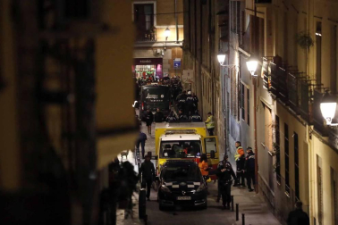 Seis personas de nacionalidad española han sido detenidas, diez policías nacionales han resultado heridos y numerosos destrozos en las calles se han producido durante la protesta por la muerte de Mmame M., el senegalés mantero que murió de un paro cardíaco en el barrio de Lavapiés