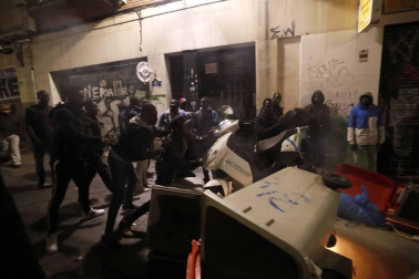 Seis personas de nacionalidad española han sido detenidas, diez policías nacionales han resultado heridos y numerosos destrozos en las calles se han producido durante la protesta por la muerte de Mmame M., el senegalés mantero que murió de un paro cardíaco en el barrio de Lavapiés