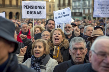 Jóvenes y mayores salen a la calle en Pamplona bajo la lluvia