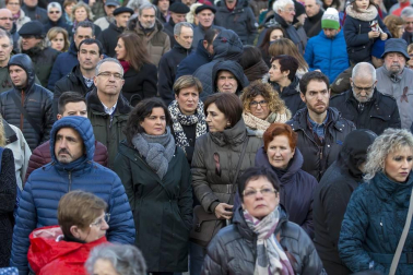 Jóvenes y mayores salen a la calle en Pamplona bajo la lluvia