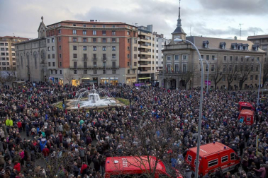 Jóvenes y mayores salen a la calle en Pamplona bajo la lluvia