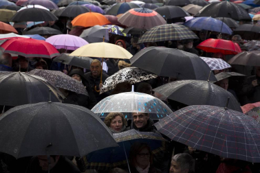 Jóvenes y mayores salen a la calle en Pamplona bajo la lluvia