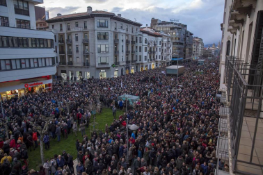 Jóvenes y mayores salen a la calle en Pamplona bajo la lluvia