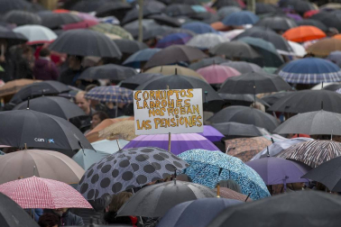 Jóvenes y mayores salen a la calle en Pamplona bajo la lluvia