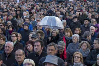 Jóvenes y mayores salen a la calle en Pamplona bajo la lluvia