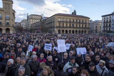 Jóvenes y mayores salen a la calle en Pamplona bajo la lluvia