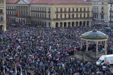 Jóvenes y mayores salen a la calle en Pamplona bajo la lluvia
