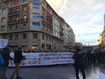 La cabeza de la manifestación se detiene frente a la sede del PP