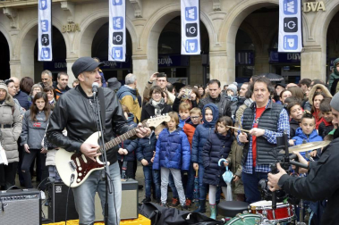 La fundación Walk on Project (WOP) ha grabado una flashmob este domingo en la plaza del Castillo de Pamplona para concienciar sobre la necesidad de investigar las enfermedades degenerativas.