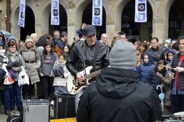 La fundación Walk on Project (WOP) ha grabado una flashmob este domingo en la plaza del Castillo de Pamplona para concienciar sobre la necesidad de investigar las enfermedades degenerativas.