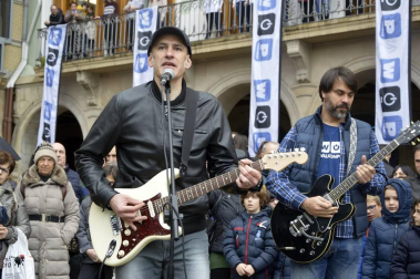 La fundación Walk on Project (WOP) ha grabado una flashmob este domingo en la plaza del Castillo de Pamplona para concienciar sobre la necesidad de investigar las enfermedades degenerativas.