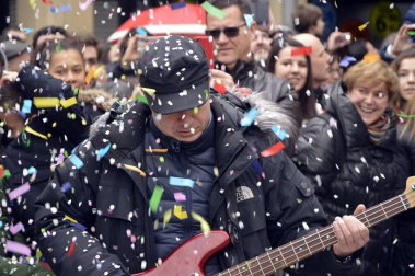 La fundación Walk on Project (WOP) ha grabado una flashmob este domingo en la plaza del Castillo de Pamplona para concienciar sobre la necesidad de investigar las enfermedades degenerativas.