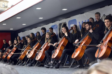 La fundación Walk on Project (WOP) ha grabado una flashmob este domingo en la plaza del Castillo de Pamplona para concienciar sobre la necesidad de investigar las enfermedades degenerativas.