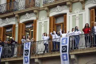 La fundación Walk on Project (WOP) ha grabado una flashmob este domingo en la plaza del Castillo de Pamplona para concienciar sobre la necesidad de investigar las enfermedades degenerativas.