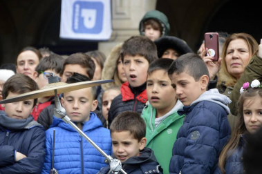 La fundación Walk on Project (WOP) ha grabado una flashmob este domingo en la plaza del Castillo de Pamplona para concienciar sobre la necesidad de investigar las enfermedades degenerativas.