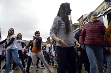 La fundación Walk on Project (WOP) ha grabado una flashmob este domingo en la plaza del Castillo de Pamplona para concienciar sobre la necesidad de investigar las enfermedades degenerativas.