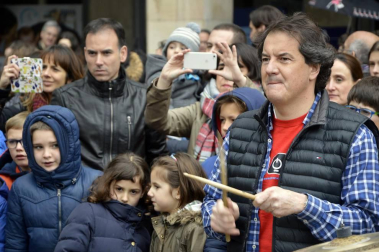 La fundación Walk on Project (WOP) ha grabado una flashmob este domingo en la plaza del Castillo de Pamplona para concienciar sobre la necesidad de investigar las enfermedades degenerativas.