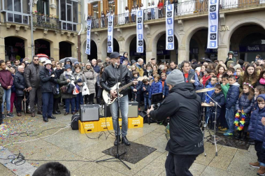 La fundación Walk on Project (WOP) ha grabado una flashmob este domingo en la plaza del Castillo de Pamplona para concienciar sobre la necesidad de investigar las enfermedades degenerativas.