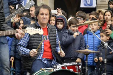 La fundación Walk on Project (WOP) ha grabado una flashmob este domingo en la plaza del Castillo de Pamplona para concienciar sobre la necesidad de investigar las enfermedades degenerativas.