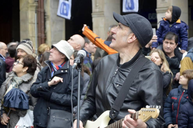 La fundación Walk on Project (WOP) ha grabado una flashmob este domingo en la plaza del Castillo de Pamplona para concienciar sobre la necesidad de investigar las enfermedades degenerativas.