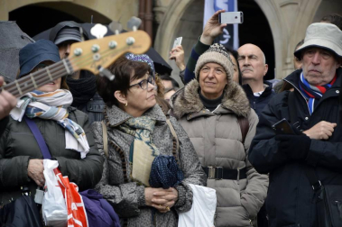 La fundación Walk on Project (WOP) ha grabado una flashmob este domingo en la plaza del Castillo de Pamplona para concienciar sobre la necesidad de investigar las enfermedades degenerativas.