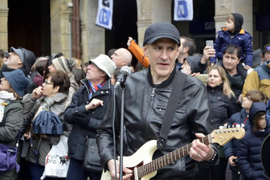 La fundación Walk on Project (WOP) ha grabado una flashmob este domingo en la plaza del Castillo de Pamplona para concienciar sobre la necesidad de investigar las enfermedades degenerativas.
