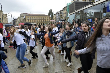 La fundación Walk on Project (WOP) ha grabado una flashmob este domingo en la plaza del Castillo de Pamplona para concienciar sobre la necesidad de investigar las enfermedades degenerativas.