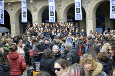La fundación Walk on Project (WOP) ha grabado una flashmob este domingo en la plaza del Castillo de Pamplona para concienciar sobre la necesidad de investigar las enfermedades degenerativas.