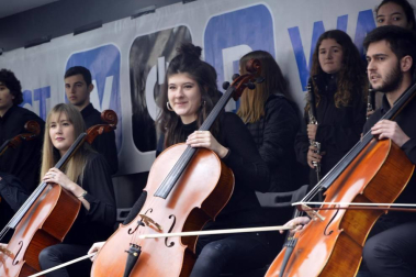 La fundación Walk on Project (WOP) ha grabado una flashmob este domingo en la plaza del Castillo de Pamplona para concienciar sobre la necesidad de investigar las enfermedades degenerativas.