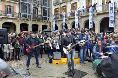 La fundación Walk on Project (WOP) ha grabado una flashmob este domingo en la plaza del Castillo de Pamplona para concienciar sobre la necesidad de investigar las enfermedades degenerativas.