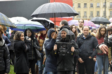 La fundación Walk on Project (WOP) ha grabado una flashmob este domingo en la plaza del Castillo de Pamplona para concienciar sobre la necesidad de investigar las enfermedades degenerativas.