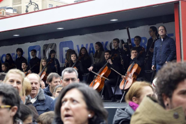 La fundación Walk on Project (WOP) ha grabado una flashmob este domingo en la plaza del Castillo de Pamplona para concienciar sobre la necesidad de investigar las enfermedades degenerativas.