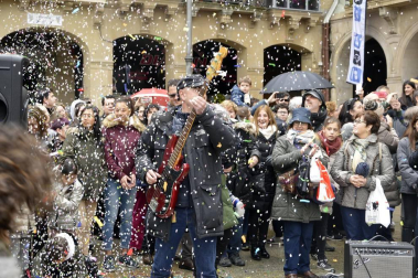 La fundación Walk on Project (WOP) ha grabado una flashmob este domingo en la plaza del Castillo de Pamplona para concienciar sobre la necesidad de investigar las enfermedades degenerativas.
