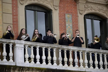 La fundación Walk on Project (WOP) ha grabado una flashmob este domingo en la plaza del Castillo de Pamplona para concienciar sobre la necesidad de investigar las enfermedades degenerativas.