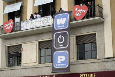 La fundación Walk on Project (WOP) ha grabado una flashmob este domingo en la plaza del Castillo de Pamplona para concienciar sobre la necesidad de investigar las enfermedades degenerativas.