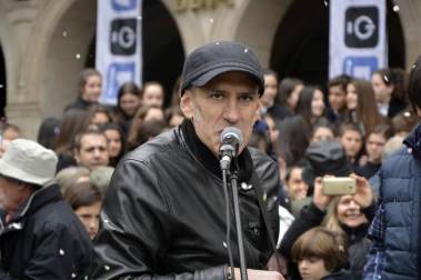 La fundación Walk on Project (WOP) ha grabado una flashmob este domingo en la plaza del Castillo de Pamplona para concienciar sobre la necesidad de investigar las enfermedades degenerativas.