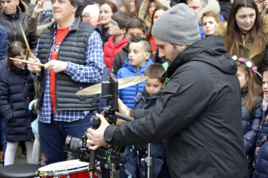 La fundación Walk on Project (WOP) ha grabado una flashmob este domingo en la plaza del Castillo de Pamplona para concienciar sobre la necesidad de investigar las enfermedades degenerativas.