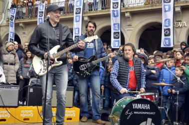 La fundación Walk on Project (WOP) ha grabado una flashmob este domingo en la plaza del Castillo de Pamplona para concienciar sobre la necesidad de investigar las enfermedades degenerativas.