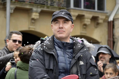 La fundación Walk on Project (WOP) ha grabado una flashmob este domingo en la plaza del Castillo de Pamplona para concienciar sobre la necesidad de investigar las enfermedades degenerativas.