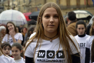 La fundación Walk on Project (WOP) ha grabado una flashmob este domingo en la plaza del Castillo de Pamplona para concienciar sobre la necesidad de investigar las enfermedades degenerativas.