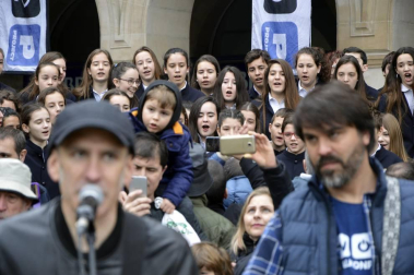La fundación Walk on Project (WOP) ha grabado una flashmob este domingo en la plaza del Castillo de Pamplona para concienciar sobre la necesidad de investigar las enfermedades degenerativas.