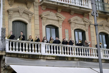 La fundación Walk on Project (WOP) ha grabado una flashmob este domingo en la plaza del Castillo de Pamplona para concienciar sobre la necesidad de investigar las enfermedades degenerativas.