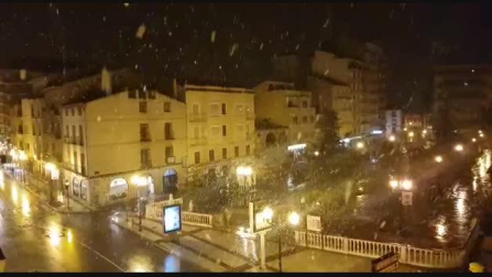 Nevando a primera hora de la noche en Tudela.