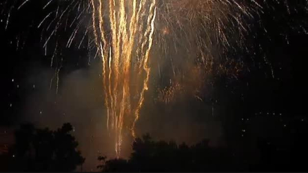 Miles de personas disfrutan de la 'Nit del Foc' en Valencia