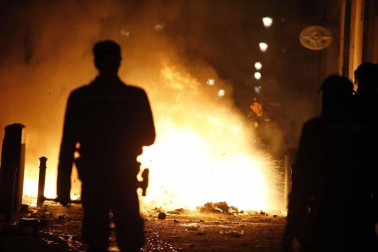 Seis personas de nacionalidad española han sido detenidas, diez policías nacionales han resultado heridos y numerosos destrozos en las calles se han producido durante la protesta por la muerte de Mmame M., el senegalés mantero que murió de un paro cardíaco en el barrio de Lavapiés