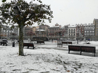 La nieve ha llegado con el mes de diciembre a Pamplona.